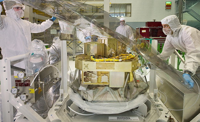 Webb-Telescope Canada’s Fine Guidance Sensor (FGS) and Near-Infrared Imager and Slitless Spectrograph (NIRISS) at NASA’s Goddard Space Flight Center. (Credit: NASA)
